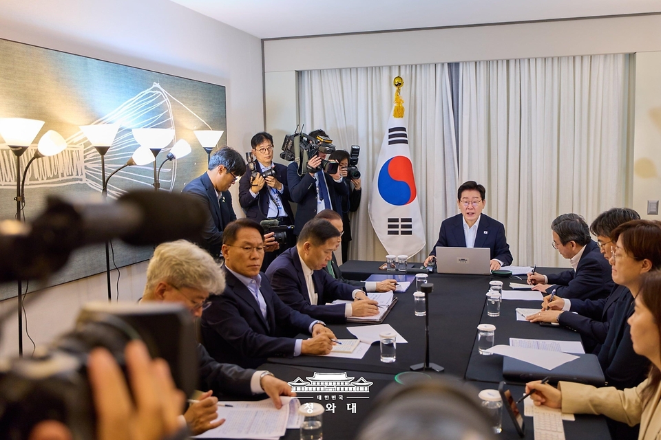 브라질을 국빈 방문 중인 이재명 대통령이 7월 26일(현지 시간) 브라질리아 한 호텔에서 화상 수석보좌관회의를 주재하고 있다.