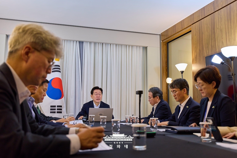 브라질을 국빈 방문 중인 이재명 대통령이 7월 26일(현지 시간) 브라질리아 한 호텔에서 화상 수석보좌관회의를 주재하고 있다.