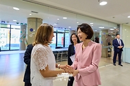 이재명 대통령과 함께 브라질을 국빈 방문한 김혜경 여사가 7월 27일(현지 시간) 브라질리아 연방회계법원 미술갤러리를 방문해 룰라 브라질 대통령의 부인 호잔젤라 다시우바 여사와 인사를 나누고 있다.