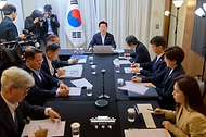 브라질을 국빈 방문 중인 이재명 대통령이 7월 26일(현지 시간) 브라질리아 한 호텔에서 화상 수석보좌관회의를 주재하고 있다.