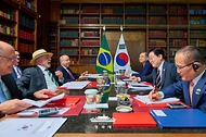 이재명 대통령과 루이스 이나시우 룰라 다시우바 브라질 대통령이 7월 27일(현지 시간) 브라질 브라질리아 대통령관저에서 소인수회담을 하고 있다.