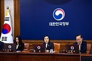 한성숙 국무총리가 7월 28일 서울 종로구 정부서울청사에서 국무회의를 주재하고 있다.