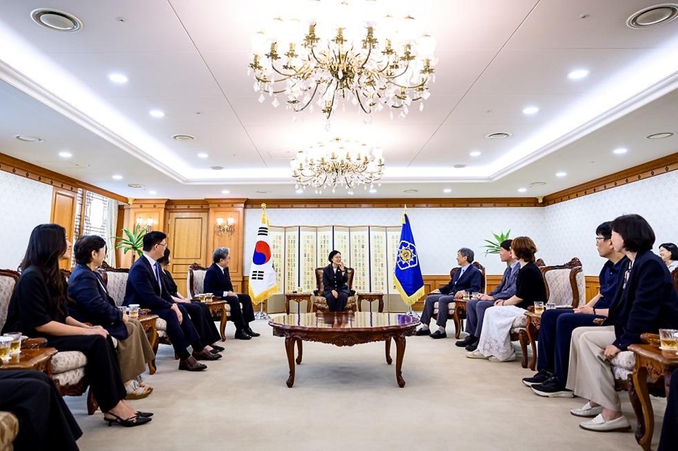한성숙 국무총리가 7월 28일 서울 종로구 정부서울청사에서 열린 공공갈등 공론화운영위원회 민간위원 위촉식에서 강영진 민간위원장 등 민간위원들에게 위촉장 수여 후 기념촬영을 하고 있다.