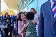 김혜경 여사가 7월 27일(현지 시간) 브라질리아 대통령관저에서 열린 국빈 오찬에서 참석자와 인사하고 있다.