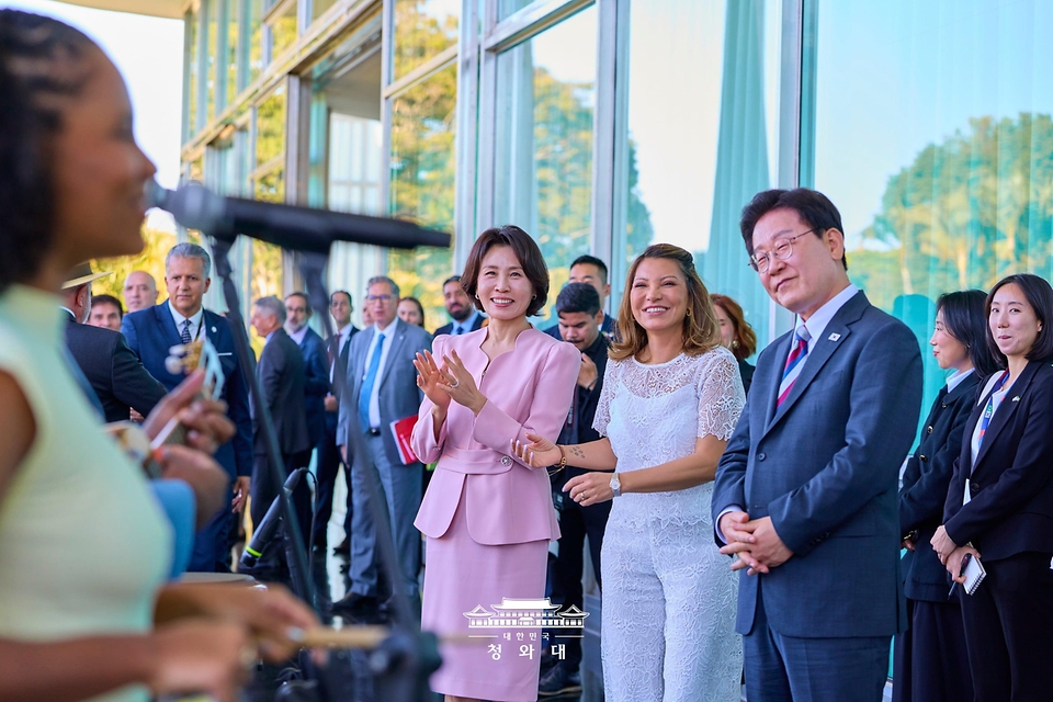 이재명 대통령과 김혜경 여사가 7월 27일(현지 시간) 브라질리아 대통령관저에서 열린 국빈 오찬에서 기념 공연을 관람하고 있다.