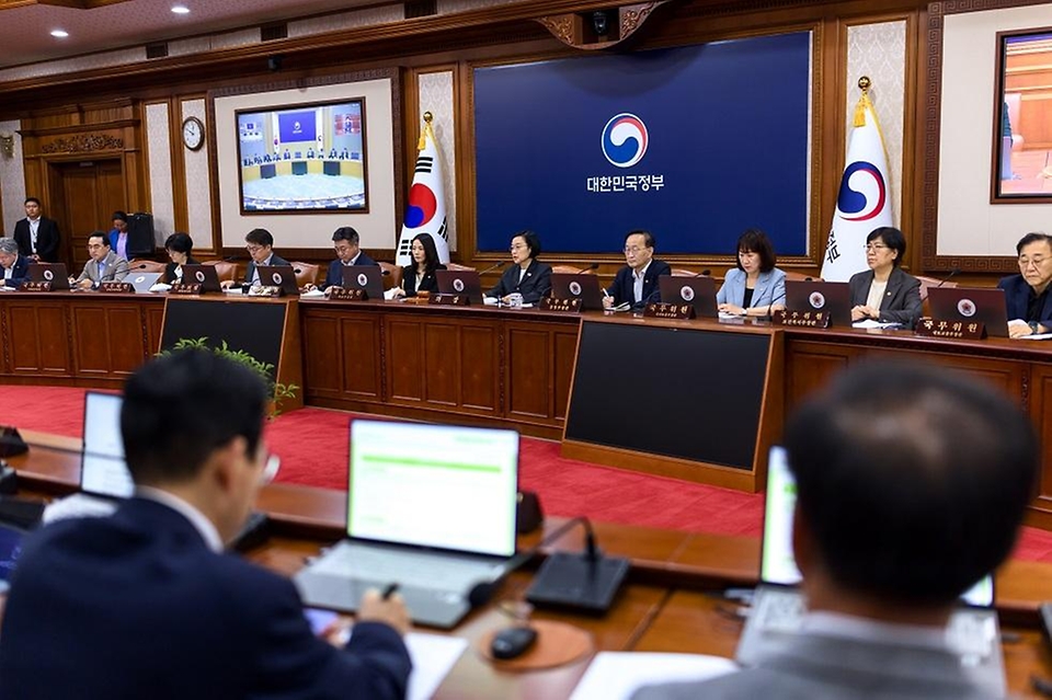 한성숙 국무총리가 7월 28일 서울 종로구 정부서울청사에서 국무회의를 주재하고 있다.
