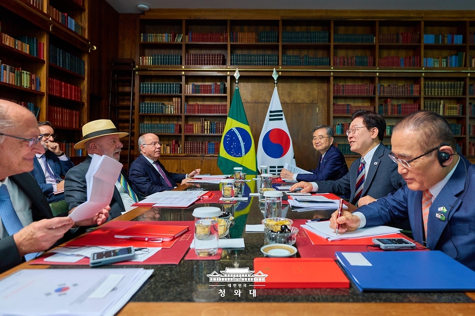 이재명 대통령과 루이스 이나시우 룰라 다시우바 브라질 대통령이 7월 27일(현지 시간) 브라질 브라질리아 대통령관저에서 소인수회담을 하고 있다.