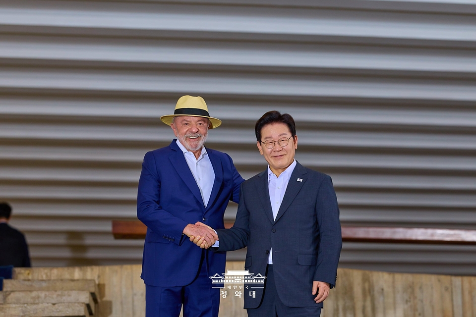 이재명 대통령과 루이스 이나시우 룰라 다시우바 브라질 대통령이 7월 27일(현지 시간) 브라질리아 외교부궁에서 열린 브라질 대통령 내외 주최 환영 리셉션에서 기념촬영을 하고 있다.