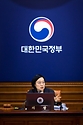 한성숙 국무총리가 7월 28일 서울 종로구 정부서울청사에서 국무회의를 주재하고 있다.