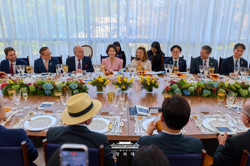 룰라 브라질 대통령의 부인 호잔젤라 다시우바 여사가 7월 27일(현지 시간) 브라질리아 대통령관저에서 열린 이재명 대통령 부부 환영 국빈 오찬에서 발언하고 있다.