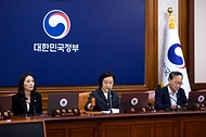 한성숙 국무총리가 7월 28일 서울 종로구 정부서울청사에서 국무회의를 주재하고 있다.