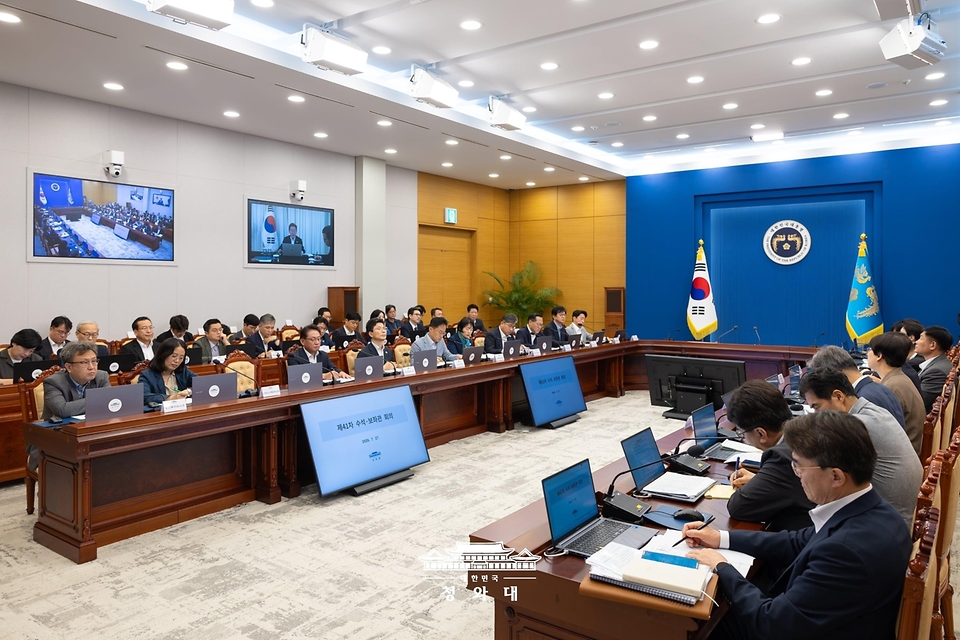 브라질을 국빈 방문 중인 이재명 대통령이 7월 26일(현지 시간) 브라질리아 한 호텔에서 화상 수석보좌관회의를 주재하고 있다.
