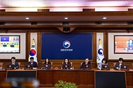 한성숙 국무총리가 7월 28일 서울 종로구 정부서울청사에서 국무회의를 주재하고 있다.