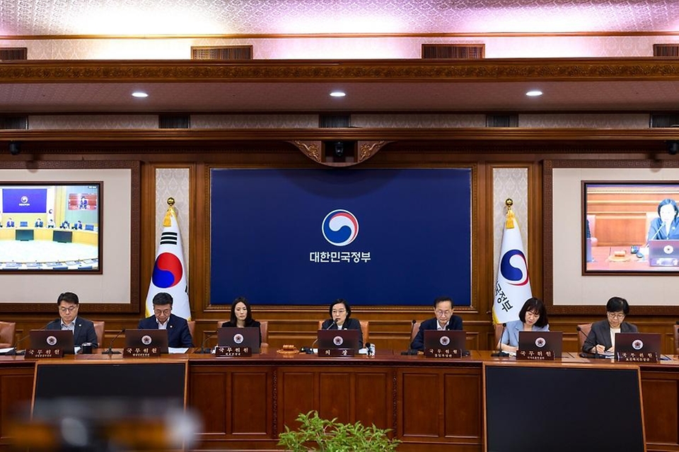 한성숙 국무총리가 7월 28일 서울 종로구 정부서울청사에서 국무회의를 주재하고 있다.