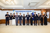 한성숙 국무총리가 7월 28일 서울 종로구 정부서울청사에서 열린 공공갈등 공론화운영위원회 민간위원 위촉식에서 강영진 민간위원장 등 민간위원들에게 위촉장 수여 후 기념촬영을 하고 있다.