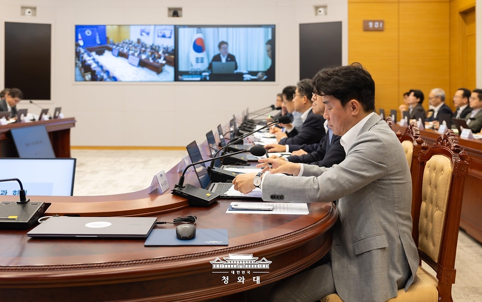 7월 27일 청와대에서 강훈식 비서실장 등이 브라질 국빈 방문 중인 이재명 대통령과 화상으로 수석보좌관회의를 하고 있다.