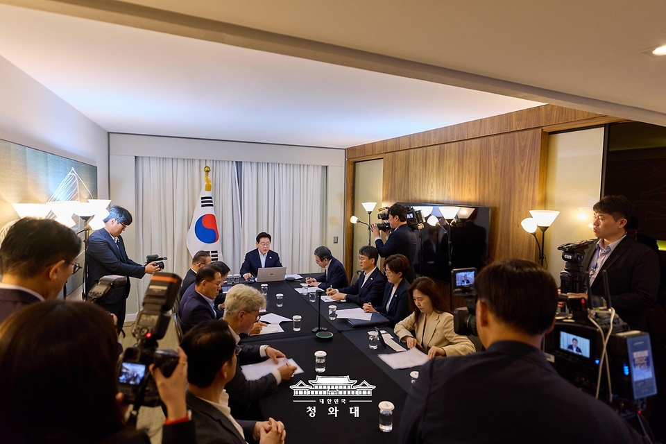 브라질을 국빈 방문 중인 이재명 대통령이 7월 26일(현지 시간) 브라질리아 한 호텔에서 화상 수석보좌관회의를 주재하고 있다.