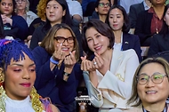 김혜경 여사와 브라질 영부인 호잔젤라 다시우바 여사가 7월 28일(현지 시간) 상파울루 시립문화센터에서 열린 브라질 한국영화제에서 영화 관람 후 손가락 하트와 함께 기념 촬영을 하고 있다.