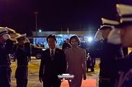 이재명 대통령과 김혜경 여사가 7월 27일(현지 시간) 브라질리아 군공항에서 공군 1호기로 이동하고 있다.