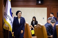 한성숙 국무총리가 7월 29일 서울 종로구 정부서울청사에서 비상경제점검회의를 주재하고 있다.
