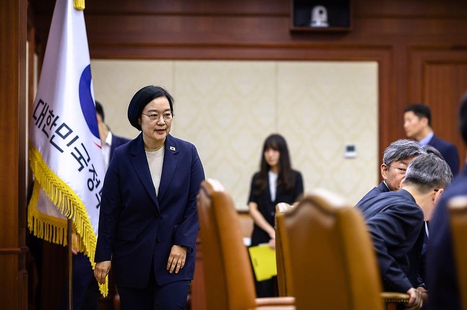 한성숙 국무총리가 7월 29일 서울 종로구 정부서울청사에서 비상경제점검회의를 주재하고 있다.
