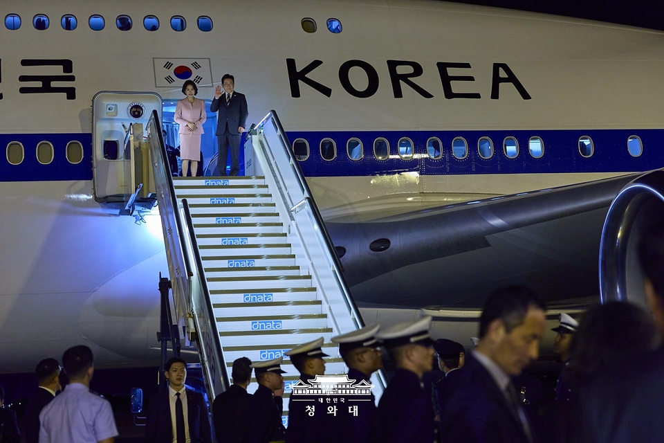 이재명 대통령과 김혜경 여사가 7월 27일(현지 시간) 브라질리아 군공항 공군 1호기에서 환송객에게 인사하고 있다.