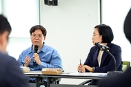 한성숙 국무총리가 7월 29일 서울 강북구 안무서운 셰어하우스를 방문해 시설을 둘러본 후 안무서운회사에서 고립·은둔 경험 청년 등과 간담회를 하고 있다.