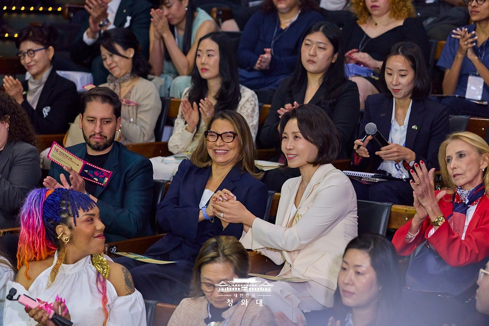 김혜경 여사와 브라질 영부인 호잔젤라 다시우바 여사가 7월 28일(현지 시간) 상파울루 시립문화센터에서 열린 브라질 한국영화제에 참석하고 있다.