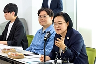 한성숙 국무총리가 7월 29일 서울 강북구 안무서운 셰어하우스를 방문해 시설을 둘러본 후 안무서운회사에서 고립·은둔 경험 청년 등과 간담회를 하고 있다.