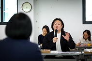 한성숙 국무총리가 7월 29일 서울 강북구 안무서운 셰어하우스를 방문해 시설을 둘러본 후 안무서운회사에서 고립·은둔 경험 청년 등과 간담회를 하고 있다.