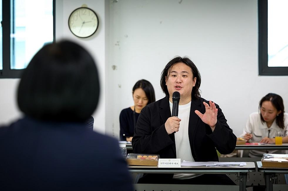 한성숙 국무총리가 7월 29일 서울 강북구 안무서운 셰어하우스를 방문해 시설을 둘러본 후 안무서운회사에서 고립·은둔 경험 청년 등과 간담회를 하고 있다.