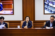 한성숙 국무총리가 7월 29일 서울 종로구 정부서울청사에서 비상경제점검회의를 주재하고 있다.