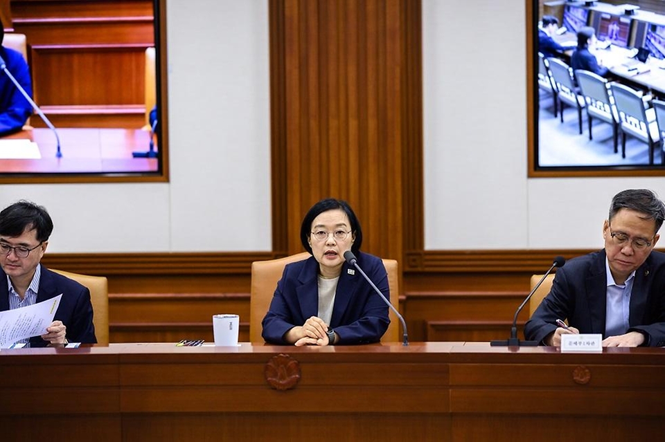 한성숙 국무총리가 7월 29일 서울 종로구 정부서울청사에서 비상경제점검회의를 주재하고 있다.
