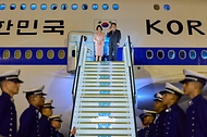 이재명 대통령과 김혜경 여사가 7월 27일(현지 시간) 브라질리아 군공항 공군 1호기에서 환송객에게 인사하고 있다.