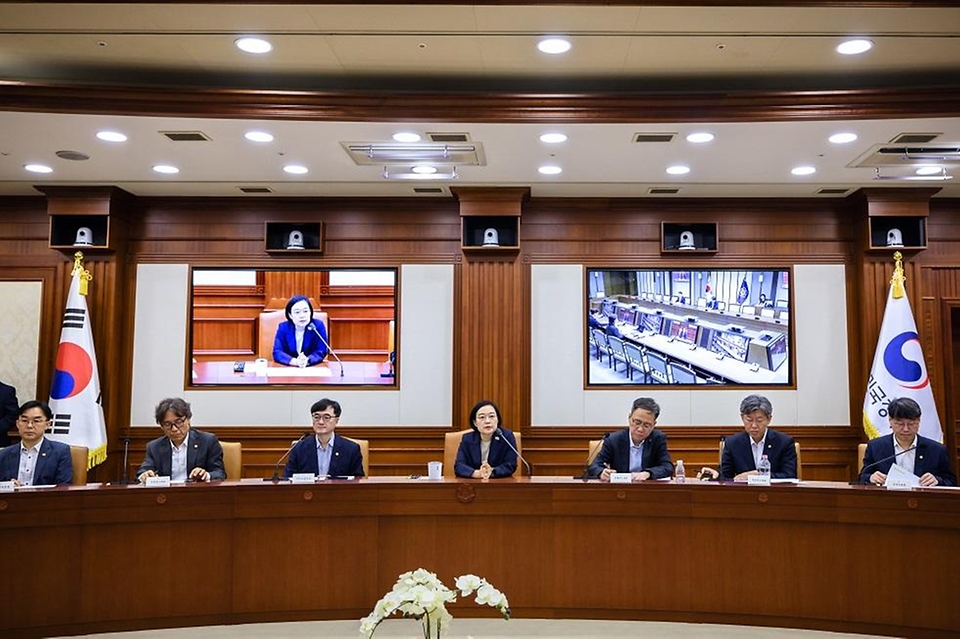 한성숙 국무총리가 7월 29일 서울 종로구 정부서울청사에서 비상경제점검회의를 주재하고 있다.