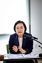 한성숙 국무총리가 7월 29일 서울 강북구 안무서운 셰어하우스를 방문해 시설을 둘러본 후 안무서운회사에서 고립·은둔 경험 청년 등과 간담회를 하고 있다.