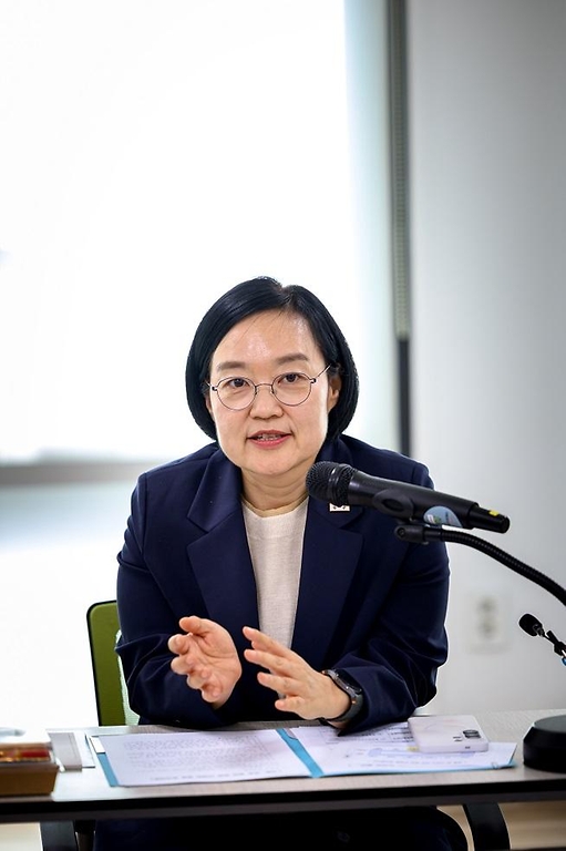 한성숙 국무총리가 7월 29일 서울 강북구 안무서운 셰어하우스를 방문해 시설을 둘러본 후 안무서운회사에서 고립·은둔 경험 청년 등과 간담회를 하고 있다.
