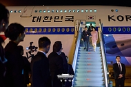 이재명 대통령과 김혜경 여사가 7월 27일(현지 시간) 브라질 상파울루 과룰류스 국제공항에 도착해 공군 1호기에서 이동하고 있다.