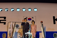이재명 대통령과 김혜경 여사가 7월 27일(현지 시간) 브라질 상파울루 과룰류스 국제공항에 도착해 공군 1호기에서 환영객에게 인사하고 있다.
