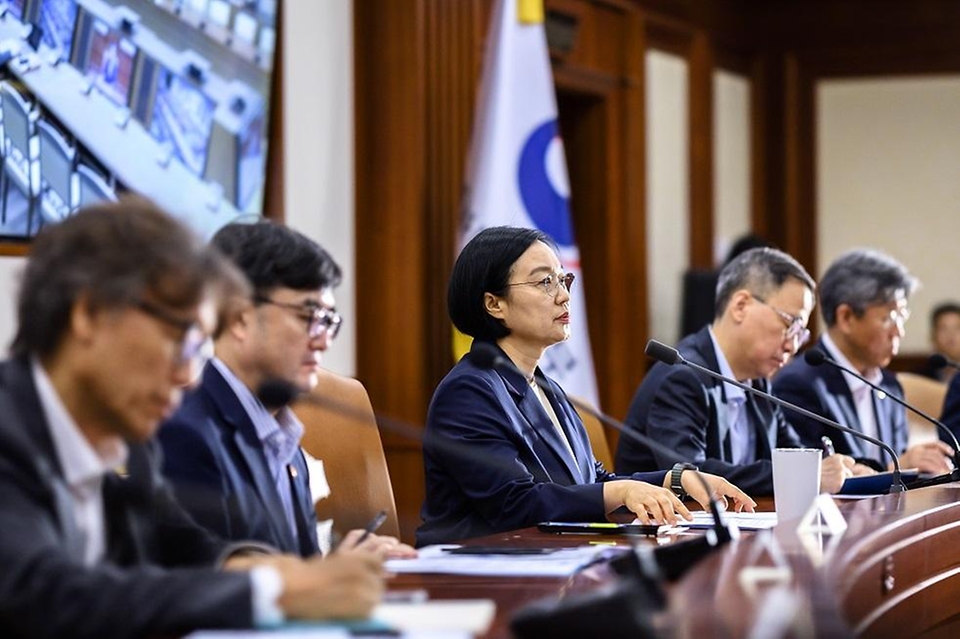 한성숙 국무총리가 7월 29일 서울 종로구 정부서울청사에서 비상경제점검회의를 주재하고 있다.