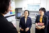 한성숙 국무총리가 7월 29일 서울 강북구 안무서운 셰어하우스를 방문해 시설을 둘러본 후 안무서운회사에서 고립·은둔 경험 청년 등과 간담회를 하고 있다.