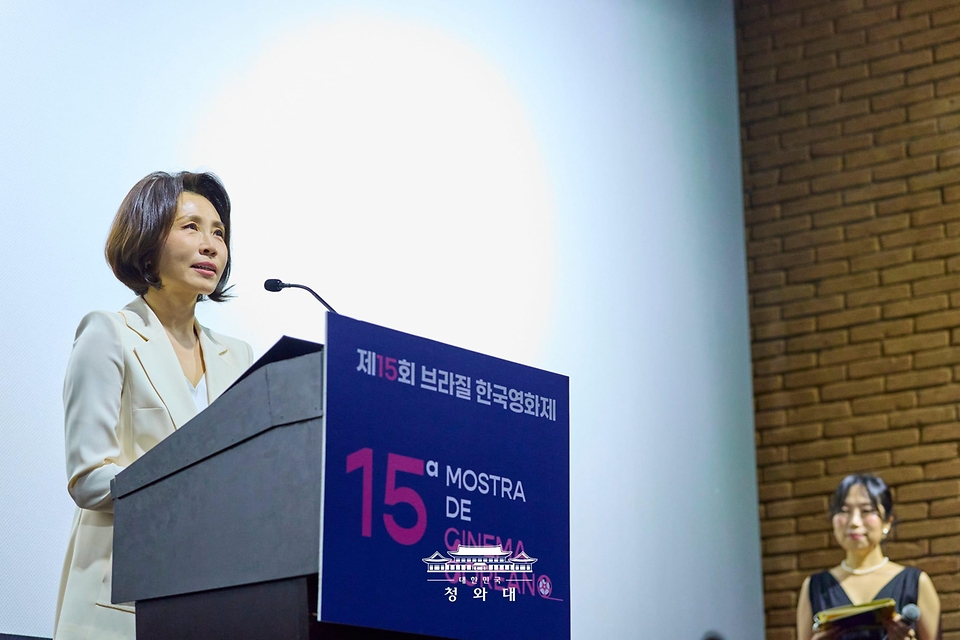 이재명 대통령과 브라질을 국빈 방문 중인 김혜경 여사가 7월 28일(현지 시간) 상파울루 시립문화센터에서 열린 브라질 한국영화제를 찾아 인사말을 하고 있다.