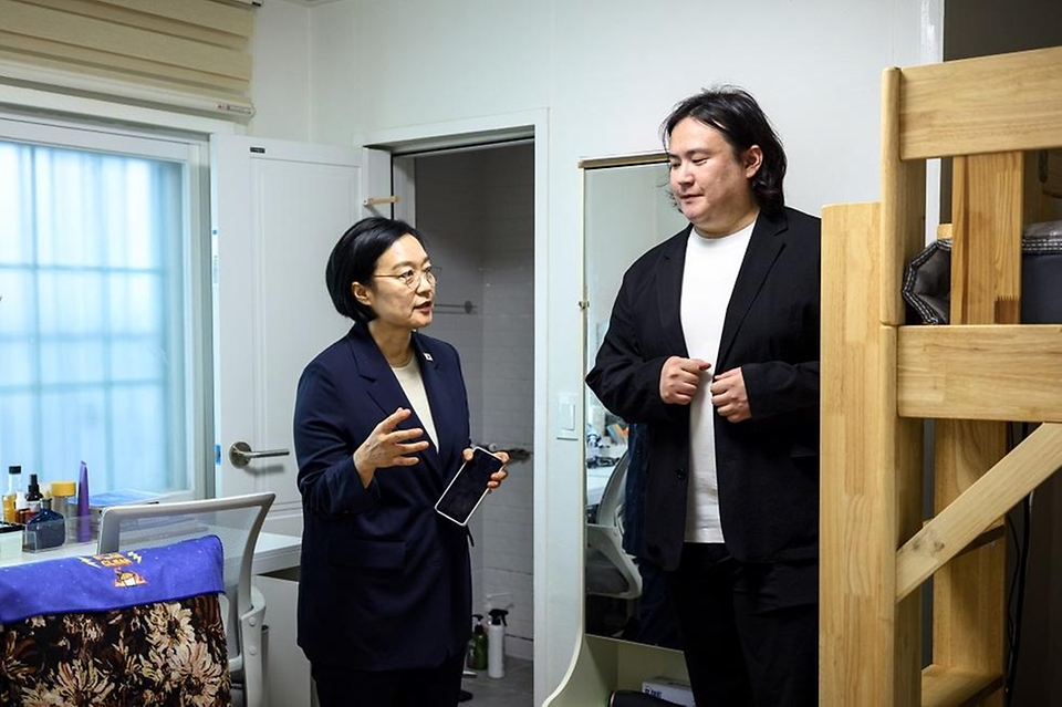 한성숙 국무총리가 7월 29일 서울 강북구 안무서운 셰어하우스를 방문해 시설을 둘러본 후 안무서운회사에서 고립·은둔 경험 청년 등과 간담회를 하고 있다.