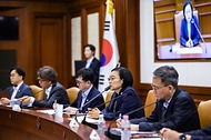 한성숙 국무총리가 7월 29일 서울 종로구 정부서울청사에서 비상경제점검회의를 주재하고 있다.