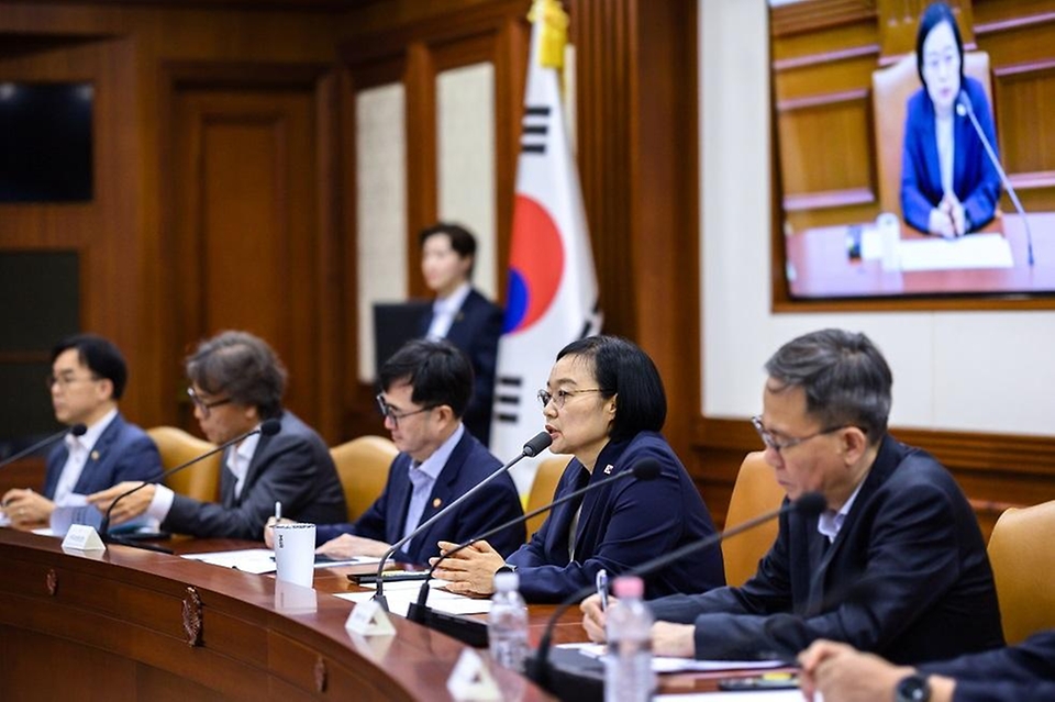 한성숙 국무총리가 7월 29일 서울 종로구 정부서울청사에서 비상경제점검회의를 주재하고 있다.