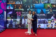 김혜경 여사와 룰라 브라질 대통령 부인 호잔젤라 다시우바 여사가 7월 28일(현지 시간) 브라질 한국영화제가 열린 상파울루 시립문화센터를 방문해 기념 촬영을 하고 있다.
