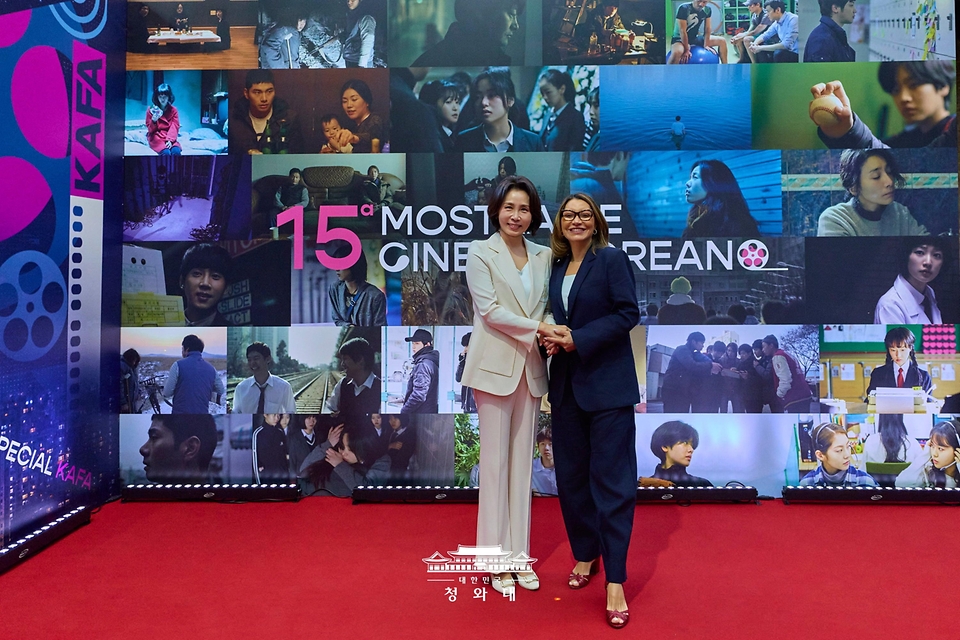 김혜경 여사와 룰라 브라질 대통령 부인 호잔젤라 다시우바 여사가 7월 28일(현지 시간) 브라질 한국영화제가 열린 상파울루 시립문화센터를 방문해 기념 촬영을 하고 있다.