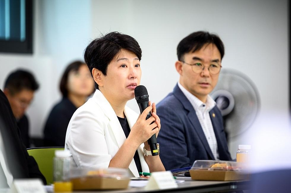 한성숙 국무총리가 7월 29일 서울 강북구 안무서운 셰어하우스를 방문해 시설을 둘러본 후 안무서운회사에서 고립·은둔 경험 청년 등과 간담회를 하고 있다.