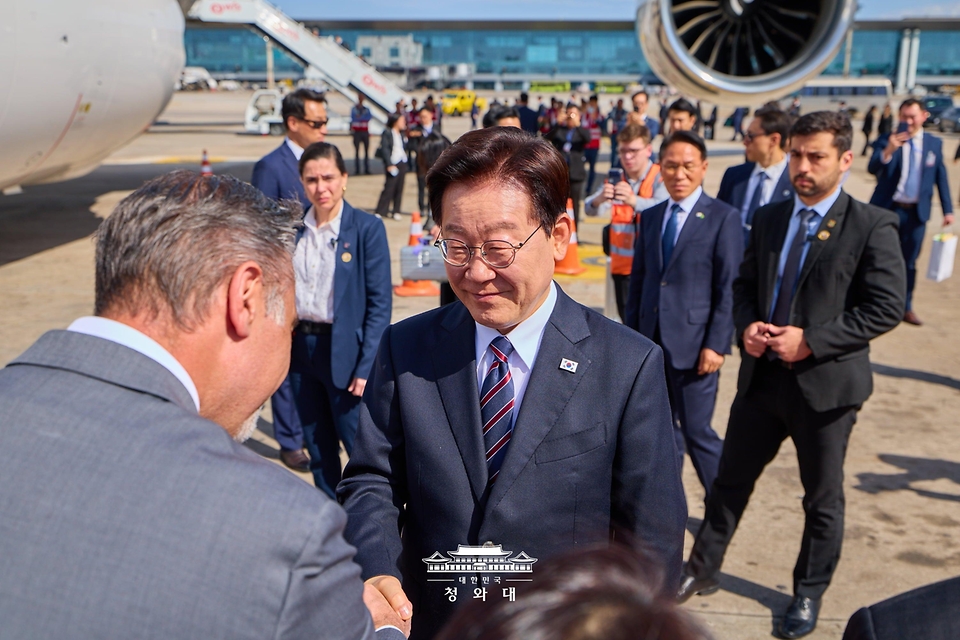 브라질 국빈 방문을 마친 이재명 대통령이 7월 29일(현지 시간) 상파울루 과룰류스 국제공항에서 환송객과 인사하고 있다.
