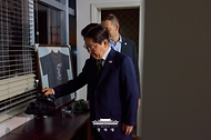 이재명 대통령이 7월 28일(현지 시간) 브라질 상파울루 금속노동조합 사무실을 방문해 룰라 대통령이 노조위원장 시절 사용했던 사무실 전시공간에서 전시물을 살펴보고 있다.
